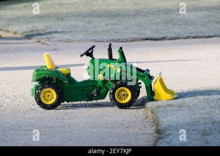 Guida per bambini su un trattore coperto di cicliche Foto Stock