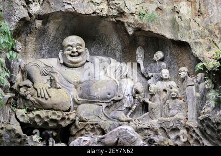 Statua di Buddha di pietra del tempio Lingyin nella città di Hangzhou, Cina Foto Stock