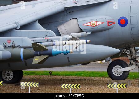 Un Harrier GR7A decommissionato si trova come una guardia di cancello a. L'ingresso al RAF Wittering a Peterborough, Cambridgeshire Foto Stock