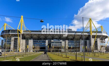 Dortmund, NRW, Germania. 05 marzo 2021. Signal Iduna Park, Borussia Dortmund, l'arena della squadra di calcio e lo stadio più grande della Germania, immerso in un bel sole, ma insolitamente tranquillo, mentre la squadra affronta domani il loro rivale dell'arco Bayern Monaco in Baviera. Il club svolge un ruolo importante nella vita sportiva e nell'identità culturale della città. La Renania settentrionale-Vestfalia ha visto il sole bello ma freddo oggi nella maggior parte delle zone. Credit: Imageplotter/Alamy Live News Foto Stock