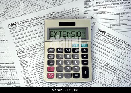 Testo dell'estensione sullo schermo del calcolatore di affari con 2020 1040 interno Moduli fiscali per le entrate Foto Stock