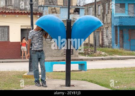 Un cubano che parla su un telefono pubblico di Etecsa, Santa Clara, Cuba Foto Stock