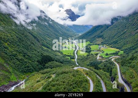 Tornanti nella valle Hjelledalen ad est di Stryn, Norvegia. Foto Stock