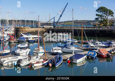 Imbarcazioni da diporto a Mylor Yatch Harbour, accessibili su strada e dal sentiero costiero vicino a Falmouth e Penryn, Cornovaglia. Foto Stock