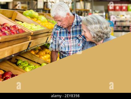 Illustrazione con foto di coppia senior shopping alimentare con beige triangolo nell'angolo in basso a destra Foto Stock