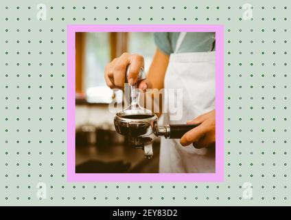 Illustrazione con barista preparazione del caffè in cornice rosa su verde sfondo con punti Foto Stock