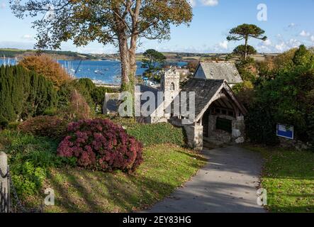 Si affaccia sul mare sulla pittoresca chiesa parrocchiale costiera di St Mylor vicino a Falmouth e Penryn in Cornovaglia, Regno Unito Foto Stock