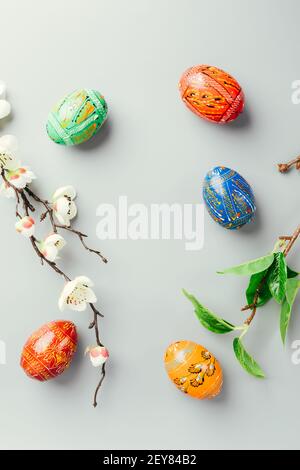 Sfondo di Pasqua. Telaio fatto di uova verniciate. Foto Stock