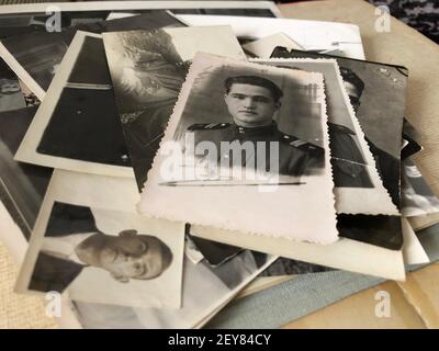 Foto retrò in bianco e nero in album di famiglia. Vecchi ricordi fotografici Foto Stock