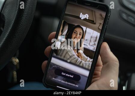 Vancouver, Canada - 27 febbraio 2020: Una persona sta tenendo il telefono con l'app Lyft driver con una pagina iniziale sullo schermo Foto Stock