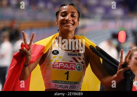 Il belga Nafissatou Nafi Thiam festeggia dopo la gara di 800m, l'ultima delle cinque donne pentathlon evento, al Campionato europeo di atletica Indoor Foto Stock