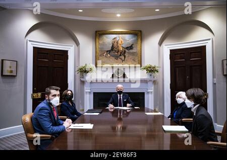 Washington, Stati Uniti. 05 marzo 2021. Il presidente Joe Biden parla durante un briefing economico con il segretario del Tesoro Janet Yellen, il direttore del Consiglio economico nazionale Brian Deese, Cecilia Rouse, presidente del Consiglio dei consiglieri economici, e il vicepresidente Kamala Harris, nella sala Roosevelt della Casa Bianca, venerdì 5 marzo 2021. Foto in piscina di al Drago/UPI Credit: UPI/Alamy Live News Foto Stock