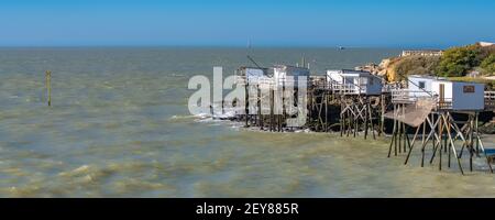 Royan in Francia, tipiche capanne su palafitte sulla costa Foto Stock