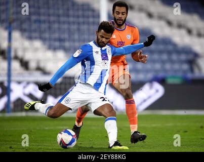 Il Fraizer Campbell di Huddersfield Town (a sinistra) e la battaglia Curtis Nelson di Cardiff City per la palla durante la partita del campionato Sky Bet allo stadio John Smith, Huddersfield. Data immagine: Venerdì 5 marzo 2021. Foto Stock