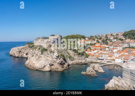 Dubrovnik, Croazia - 22 agosto 2020: Porto ovest con Fort Lovrijenac nel centro storico di Dubrovnik in estate Foto Stock