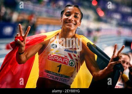 Il belga Nafissatou Nafi Thiam festeggia dopo la gara di 800m, l'ultima delle cinque donne pentathlon evento, al Campionato europeo di atletica Indoor Foto Stock