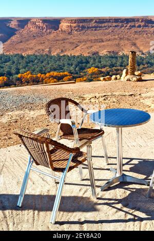 Vasato nella valle marocco atlante secco montagna polo di utilità Foto Stock