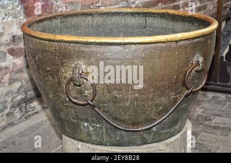 Grande vaso di bronzo che si trova nella città proibita. Punti di messa a fuoco selettivi Foto Stock