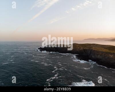 Vista panoramica dell'alba sulla costa della scogliera dell'oceano atlantico Punta Frouxeira torre faro a Meiras Valdovino la Coruna Galizia Spagna Europa Foto Stock