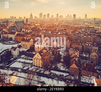 Splendida vista panoramica dello skyline del drone aereo tramonto sulla Varsavia Centro città con grattacieli della città di Varsavia e di Varsavia città vecchia con un mercato Foto Stock