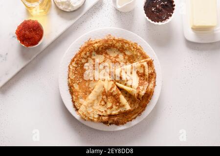 Pancake sottili russi o blini bianchi. Foto Stock