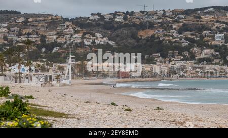 L'area urbana del porto di Javea e il montagna di Capo San Antonio Foto Stock