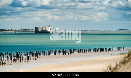 Fort Boyard nell'isola di Oleron durante l'estate con turchese oceano e nuvole panoramiche Foto Stock