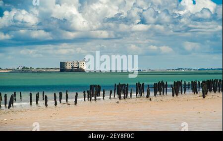 Fort Boyard nell'isola di Oleron durante l'estate con turchese oceano e nuvole panoramiche Foto Stock