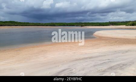 Una splendida vista su un lago circondato da verdi splendenti sotto il cielo nuvoloso Foto Stock