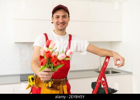 un maestro con bouquet si trova vicino alla scala Foto Stock