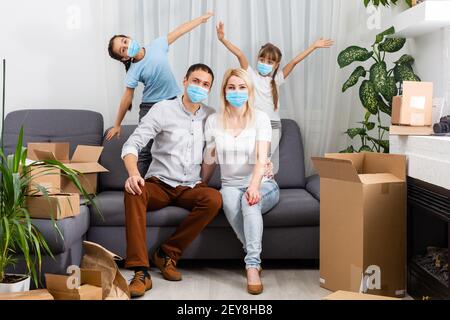 Famiglia moderna in quarantena preventiva a causa della pandemia globale Foto Stock