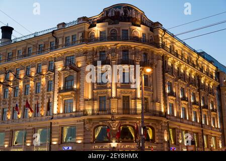 MOSCA, RUSSIA - Gennaio 10.2016. Hotel National in via Mokhovaya vicino al Cremlino di notte Foto Stock