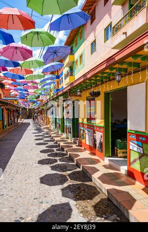 Un vicolo colorato nel bellissimo villaggio di Guatapé, Antioquia, Colombia Foto Stock