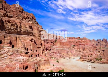 Petra, Giordania - altare del sacrificio e rovine del Teatro Nabateo - la capitale del regno Nabateo presentano la città di Wadi Musa nel Regno Giordano Foto Stock
