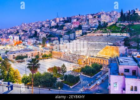 Amman, Giordania. Vista del Teatro Romano e della città di Amman, antico Impero Romano. Foto Stock