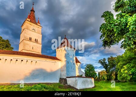 Vista al tramonto della chiesa fortificata di Harman Saxon nei pressi di Brasov Transilvania Romania Foto Stock