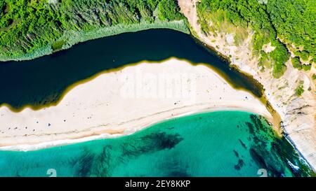Sinemorets, Bulgaria. Veduta aerea del drone della spiaggia di sabbia di Turqoise Veleka, costa selvaggia del Mar Nero Foto Stock