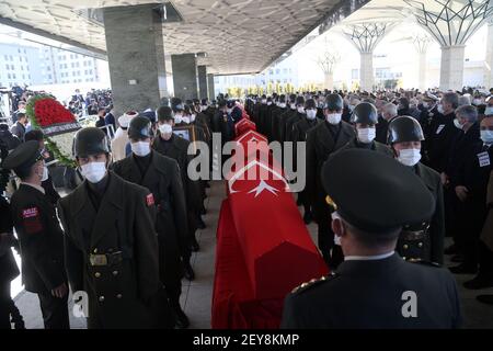 Ankara. 5 marzo 2021. La gente partecipa a un funerale in memoria dei soldati turchi che sono stati uccisi il giorno prima in un incidente aereo, ad Ankara, Turchia, il 5 marzo 2021. Venerdì il ministro turco della difesa Hulusi Akar ha detto che l'incidente militare dell'elicottero che ha ucciso 11 soldati può essere stato causato da condizioni meteorologiche avverse. Un elicottero Cougar si è schiantato giovedì nella città orientale di Tatvan della provincia di Bitlis, il ministero della difesa ha detto, aggiungendo il contatto con l'elicottero è stato perso in Bitlis 30 minuti dopo che ha decollato dalla provincia orientale di Bingol. Foto Stock