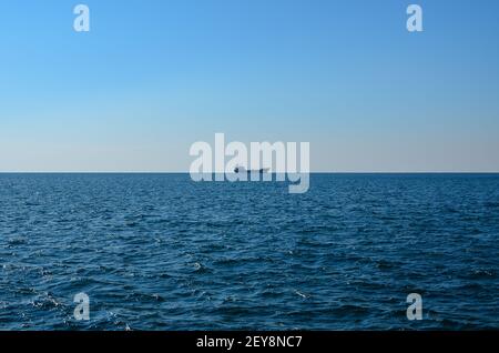 Salonicco, Grecia - 15 gennaio 2016: Vista sul mare di Thermaikos e una nave Foto Stock