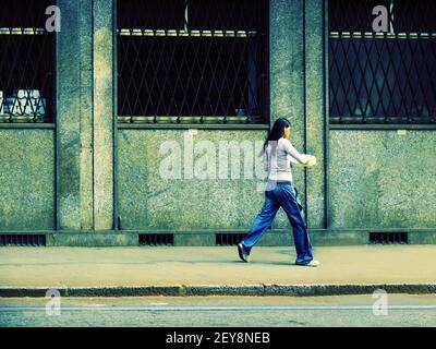 TORINO, ITALIA - CIRCA MARZO 2021: Cameriera a Torino Foto Stock