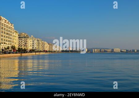Salonicco, Grecia - 16 gennaio 2016: Vista della spiaggia di Salonicco dal porto Foto Stock