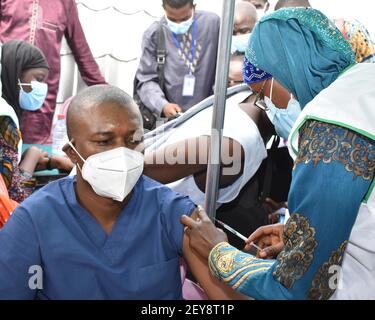 Conakry. 6 marzo 2021. Un uomo riceve un vaccino aiutato dalla Cina a Conakry, capitale della Guinea, il 5 marzo 2021. La Guinea ha lanciato la sua campagna di vaccinazione COVID-19 venerdì con la prima partita di vaccino donata dalla Cina. Credit: Xinhua/Alamy Live News Foto Stock
