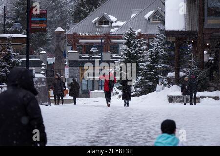 WHISTLER, BC, CANADA - 28 FEBBRAIO 2021: Villaggio di Whistler con la gente durante la pandemia di Covid 19. Foto Stock