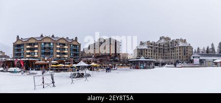 WHISTLER, BC, CANADA - 28 FEBBRAIO 2021: Villaggio di Whistler con la gente durante la pandemia di Covid 19. Foto Stock