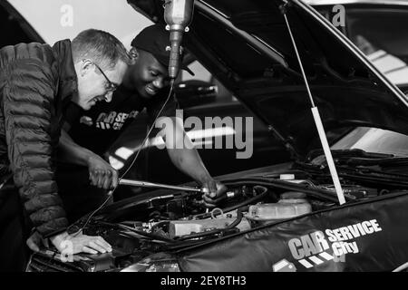 JOHANNESBURG, SUD AFRICA - 06 gennaio 2021: Johannesburg, Sud Africa - 14 luglio 2017: Officina meccanica in auto, riparazione e diagnosi Foto Stock