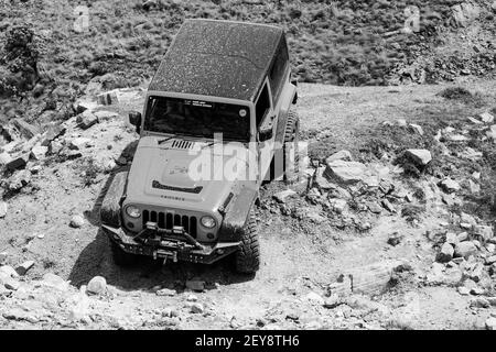 HARRI, SUDAFRICA - 06 gennaio 2021: Harrismith, Sudafrica - 03 ottobre 2015: Jeep 4x4 su una strada sterrata nel Drakensberg Foto Stock