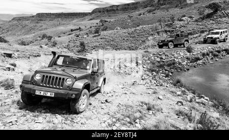 HARRI, SUD AFRICA - 06 gennaio 2021: Harrismith, Sud Africa - 02 2015 ottobre: Addestramento del driver del percorso di montagna 4x4 al Camp Jeep nel Drakensberg Foto Stock