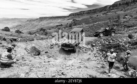HARRI, SUD AFRICA - 06 gennaio 2021: Harrismith, Sud Africa - 02 2015 ottobre: Addestramento del driver del percorso di montagna 4x4 al Camp Jeep nel Drakensberg Foto Stock