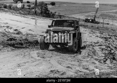 HARRI, SUDAFRICA - 06 gennaio 2021: Harrismith, Sudafrica - 02 2015 ottobre: Addestramento del driver di fango 4x4 al Camp Jeep nel Drakensberg Foto Stock