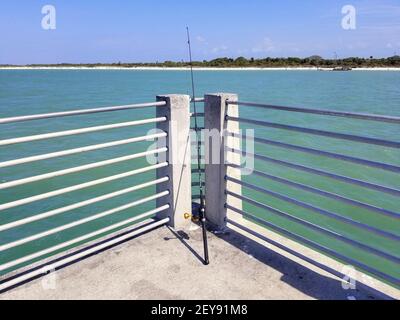 Una canna da pesca sul molo di pesca vicino a Fort De Soto Park, San Pietroburgo, Florida, Stati Uniti Foto Stock